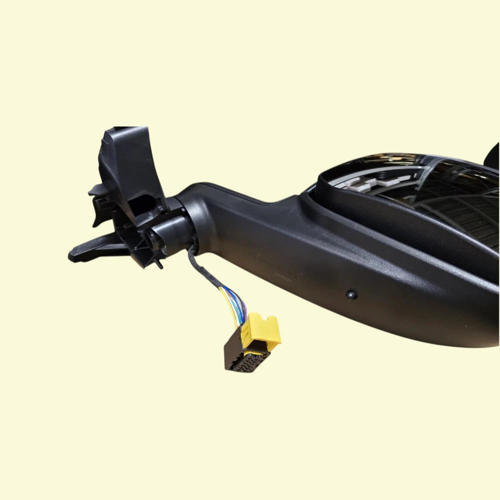 Nahaufnahme DAF New Gen Außenspiegel Steckeranschluss für Verstellung