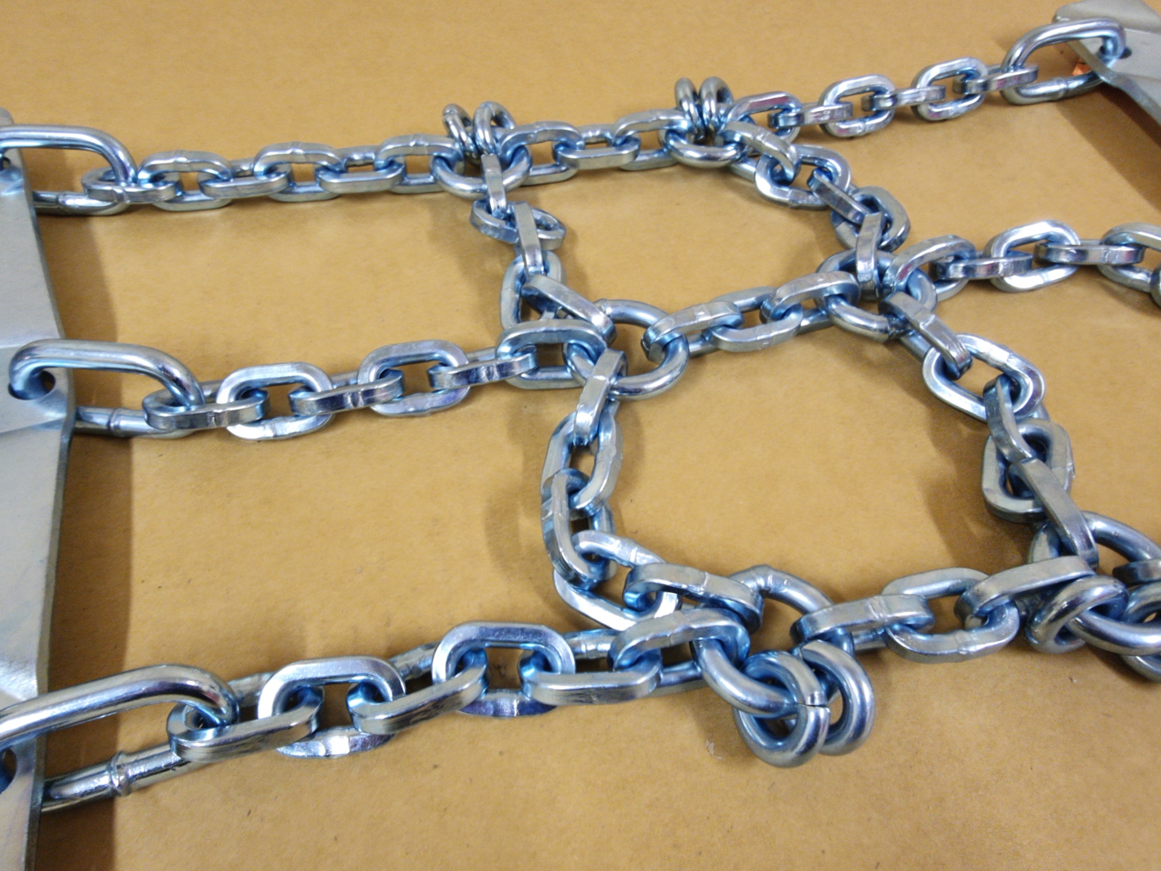 Alle 3 Ketten nebeneinander auf Boden