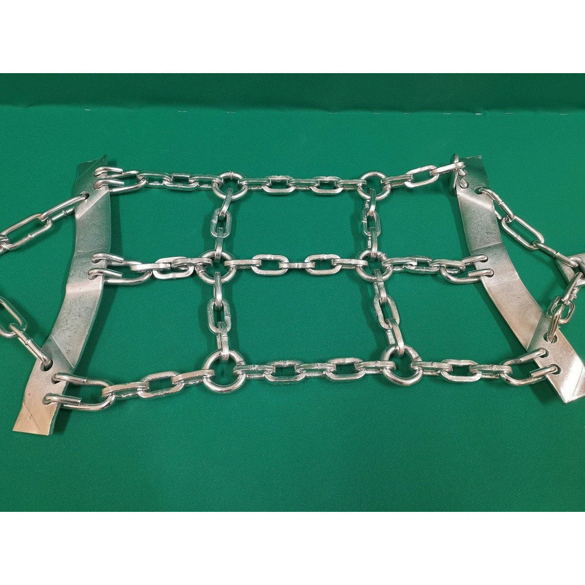 3x LKW Schneeketten auf Reifen montiert