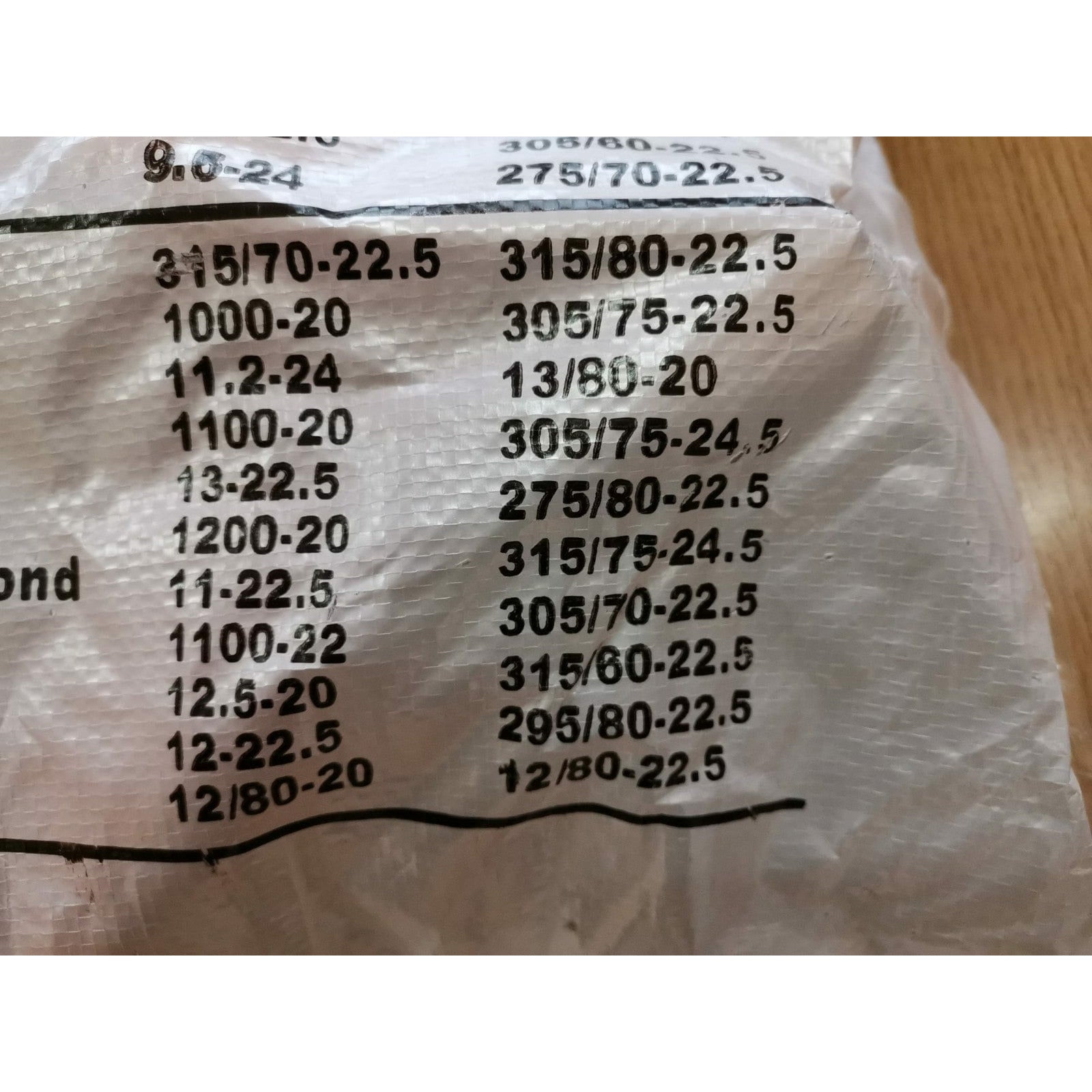 Montage eines Kettenglieds an LKW-Rad