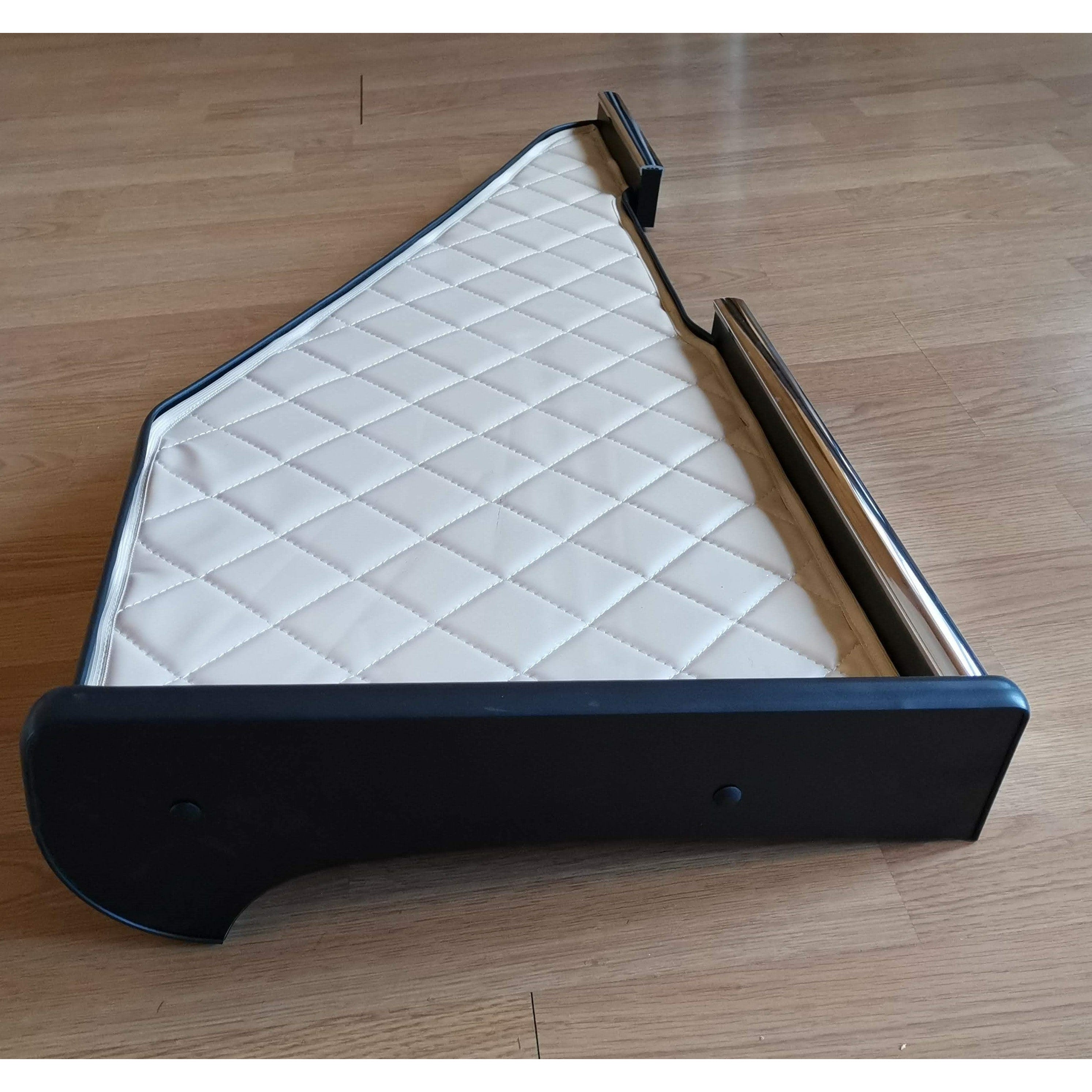 Detailansicht Cockpitablage Mitte Kunstleder Beige Actros MP4