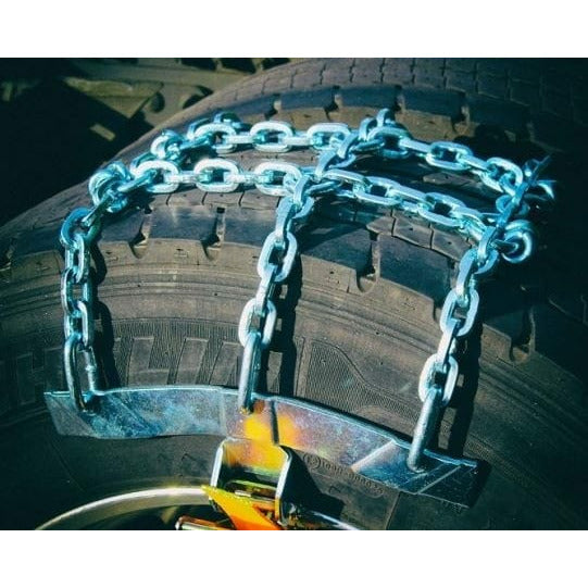 3x LKW Schneeketten auf Reifen montiert, universell einsetzbar