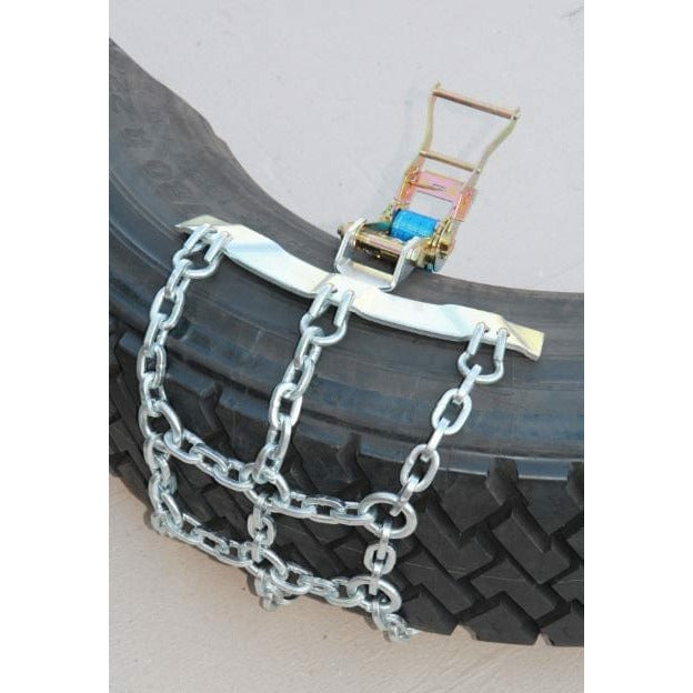 Verzinkte Stahlglieder der LKW Schneeketten nahaufnahme