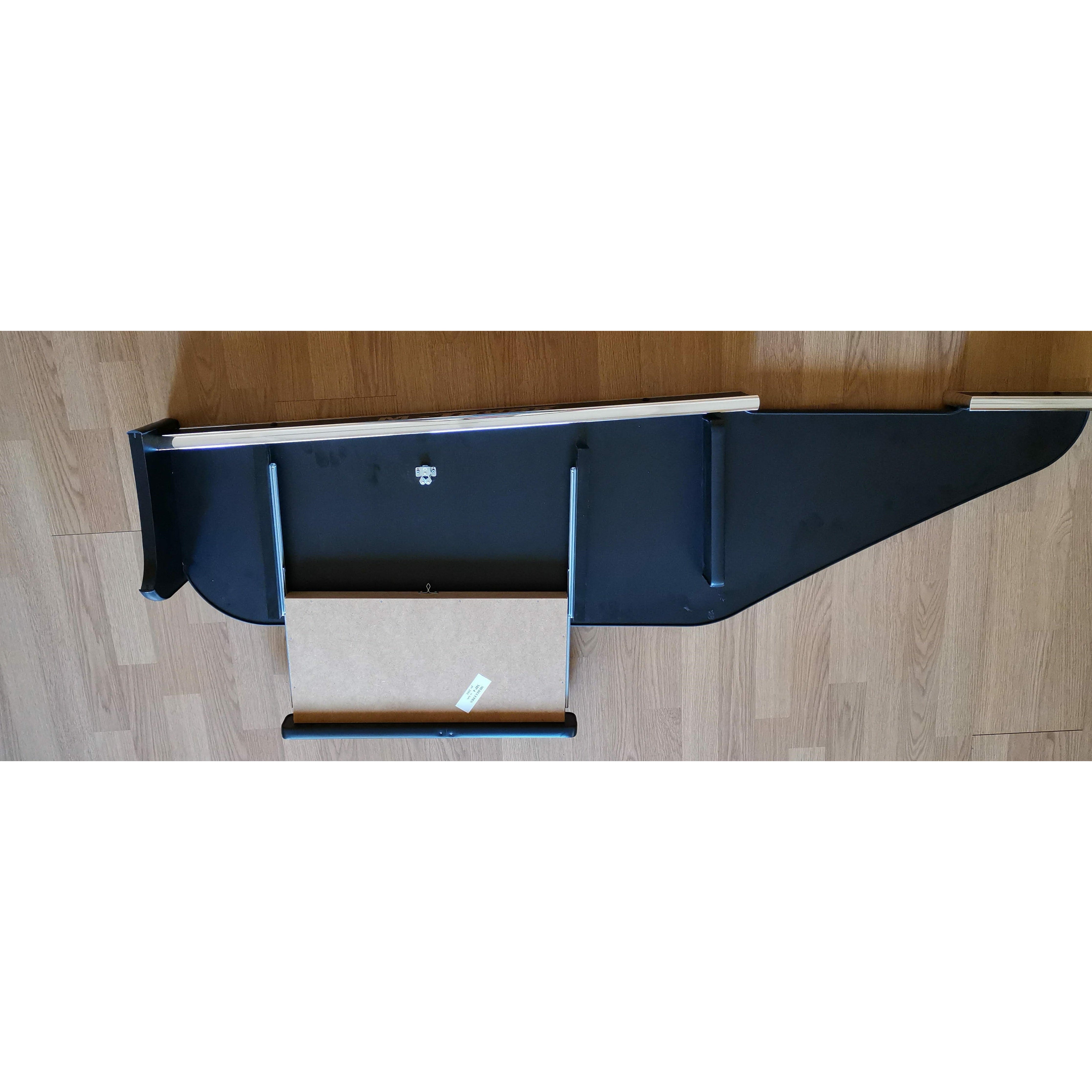 Detailaufnahme schwarzer Velours Tisch mit Schublade für Actros MP4
