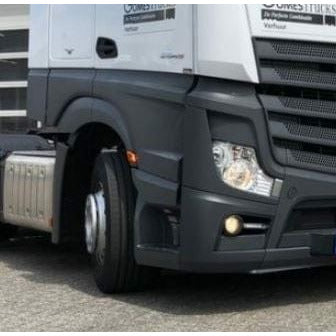 Lackiertes Trittbrett für LKW Actros MP4 und MP5 Giga Space rechts, fertig zur Montage.